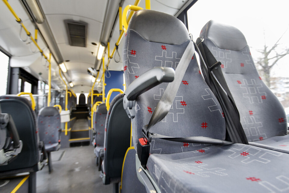 Så lenge det er montert sikkerhetsbelter i bussen, er det påbudt å bruke det. Foto: Gorm Kallestad / NTB scanpix Så lenge det er montert sikkerhetsbelter i bussen, er det påbudt å bruke det. Foto: Gorm Kallestad / NTB scanpix