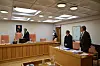 Sorenskriver Pål Prestesæter og meddommerne Hege Felberg (t.v.) og Marit Dahlborg fikk presentert to svært ulike versjoner av det indre livet i Sør-Aurdal kommune i rettssaken for Valdres tingrett tirsdag. Til høyre ordfører Kåre Helland (Sp) og hans advokat Øyvind Gjelstad. Foto: Geir Helge Skattebo