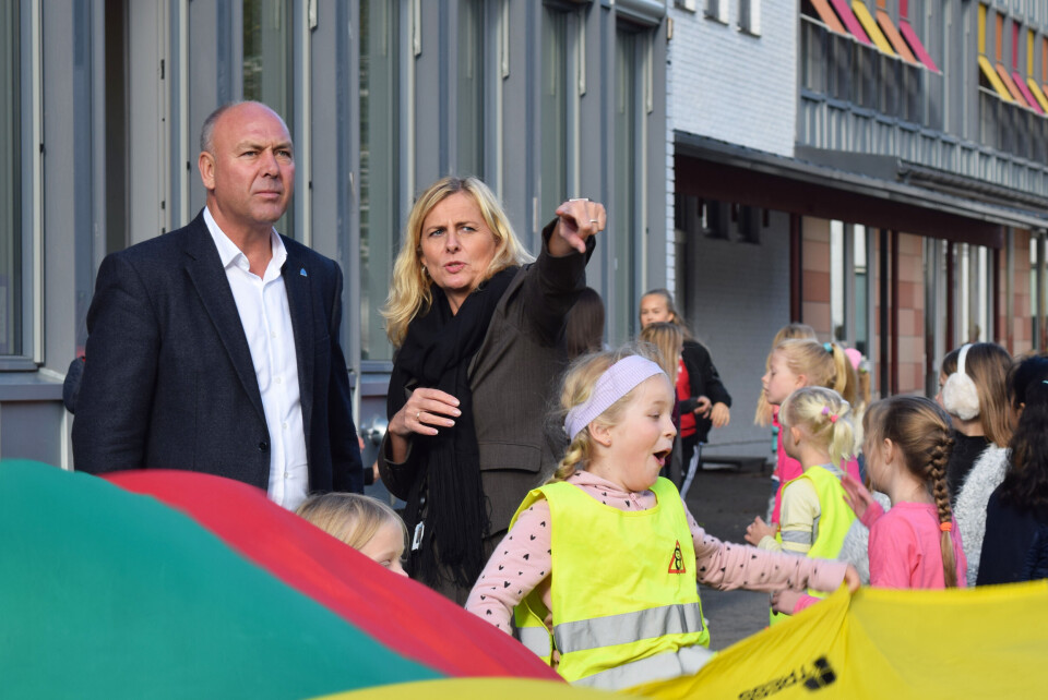 Ordfører i Prejmer Todorica Serban og ordfører i Hurum Monica Vee Bratlie (H) besøker en skole i Hurum. Foto: Elena Solberg/Hurum kommune Ordfører i Prejmer Todorica Serban og ordfører i Hurum Monica Vee Bratlie (H) besøker en skole i Hurum. Foto: Elena Solberg/Hurum kommune