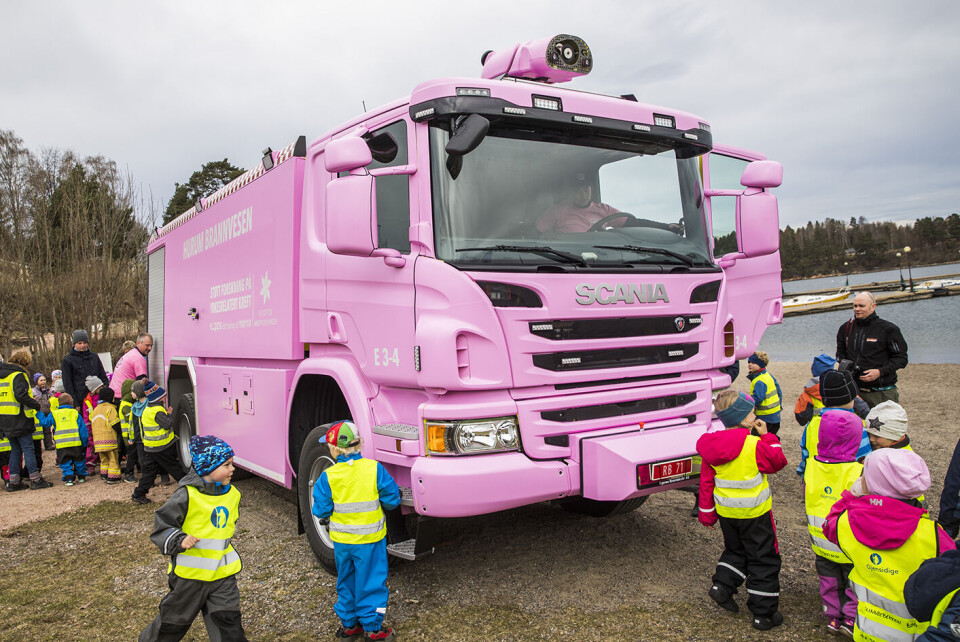 Nysgjerrige unger foran Hurum brannvesens nye rosa brannbil. Foto: Håkon Mosvold Larsen / NTB scanpix Nysgjerrige unger foran Hurum brannvesens nye rosa brannbil. Foto: Håkon Mosvold Larsen / NTB scanpix