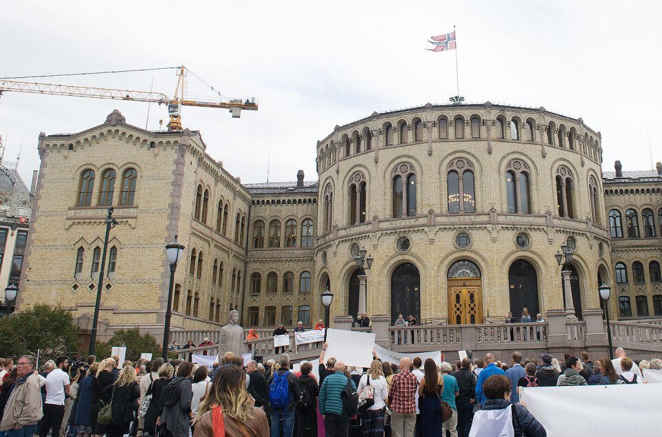Kreftsyke og støttespillere samlet seg til en upolitisk aksjon foran Stortinget mandag. Men når folk skal stemme på parti, er det ideologi og ikke enkeltsaker som er viktigst viser ny undersøkelse. Foto: Terje Lien Kreftsyke og støttespillere samlet seg til en upolitisk aksjon foran Stortinget mandag. Men når folk skal stemme på parti, er det ideologi og ikke enkeltsaker som er viktigst viser ny undersøkelse. Foto: Terje Lien