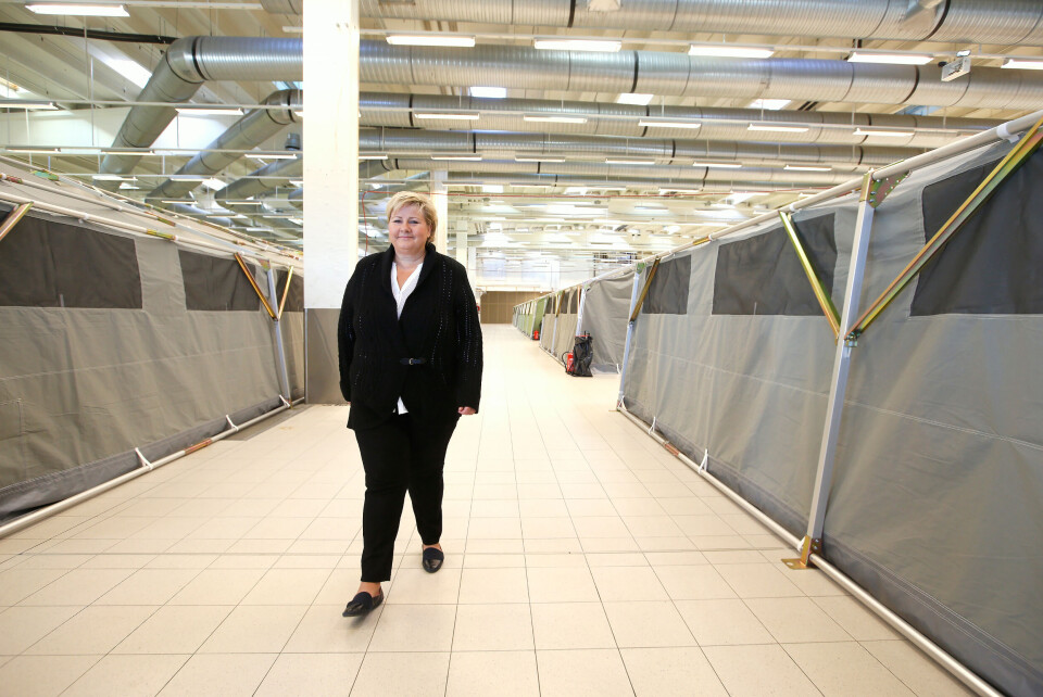 Statsminister Erna Solberg (H) håper at flere vil være fosterhjem for enslige mindreårige asylsøkere. Her besøker mottakssenteret for asylsøkere i Råde i Østfold Foto: Vidar Ruud / NTB scanpix Statsminister Erna Solberg (H) håper at flere vil være fosterhjem for enslige mindreårige asylsøkere. Her besøker mottakssenteret for asylsøkere i Råde i Østfold Foto: Vidar Ruud / NTB scanpix