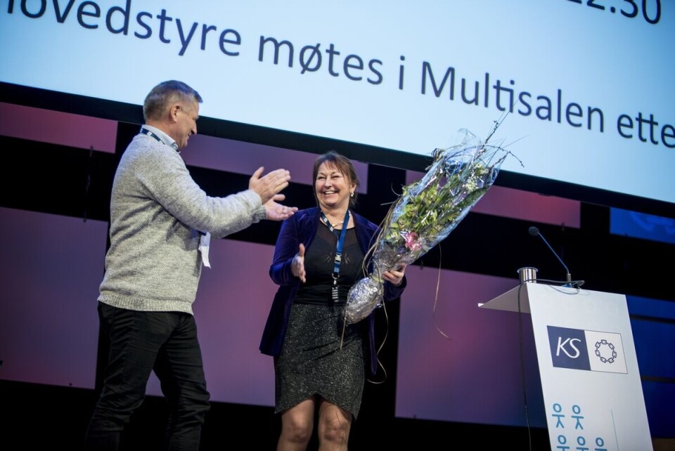 KS-leder Gunn Marit Helgesen mottar blomster etter å ha blitt valgt til KS-leder for fire nye år. Foto: Magnus Knutsen Bjørke KS-leder Gunn Marit Helgesen mottar blomster etter å ha blitt valgt til KS-leder for fire nye år. Foto: Magnus Knutsen Bjørke