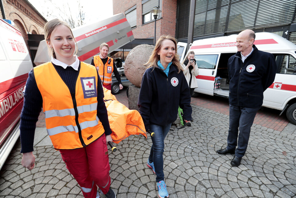 Martine Grendahl Sem (t.v.) fra Oslo Røde Kors og kulturminister Linda Hofstad Helleland (H) demonstrerer løft av pasient foran Sven Mollekleiv (president i Norges Røde Kors). Røde Kors forbereder påskeberedskapen for i år, der en enorm frivillig innsats legges ned både i fjellet, i byen og gjennom Røde Kors Ungdom. Foto: Lise Åserud / NTB scanpix Martine Grendahl Sem (t.v.) fra Oslo Røde Kors og kulturminister Linda Hofstad Helleland (H) demonstrerer løft av pasient foran Sven Mollekleiv (president i Norges Røde Kors). Røde Kors forbereder påskeberedskapen for i år, der en enorm frivillig innsats legges ned både i fjellet, i byen og gjennom Røde Kors Ungdom. Foto: Lise Åserud / NTB scanpix