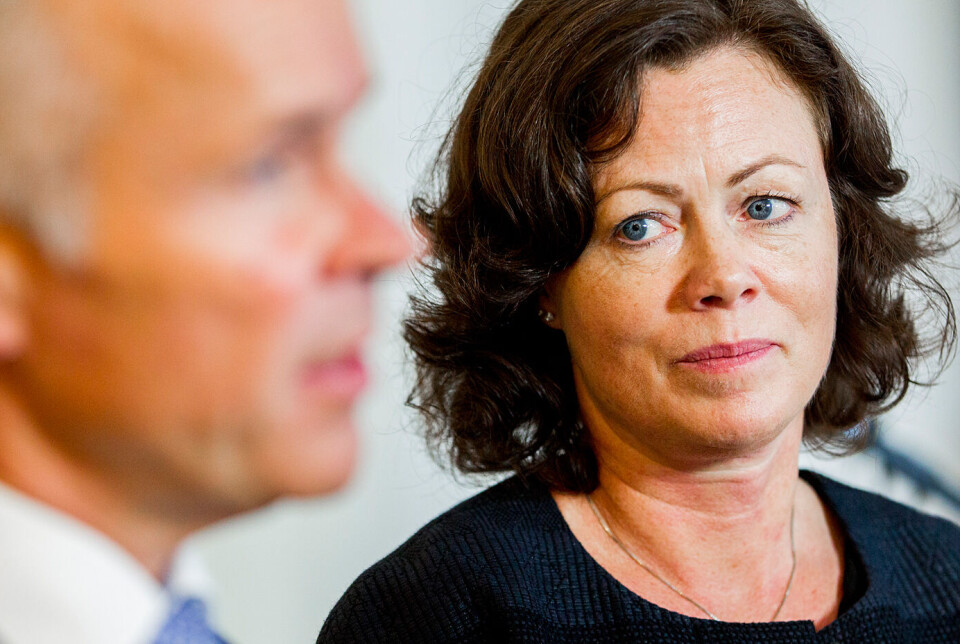 Barne-, likestillings- og inkluderingsminister Solveig Horne ser bort på kommunal- og moderniseringsminister Jan Tore Sanner (i forgrunnen) under et pressetreff i statsministerboligen i Oslo fredag formiddag, i forbindelse med de økte asylankomstene til Norge. Foto: Vegard Wivestad Grøtt / NTB scanpix Barne-, likestillings- og inkluderingsminister Solveig Horne ser bort på kommunal- og moderniseringsminister Jan Tore Sanner (i forgrunnen) under et pressetreff i statsministerboligen i Oslo fredag formiddag, i forbindelse med de økte asylankomstene til Norge. Foto: Vegard Wivestad Grøtt / NTB scanpix