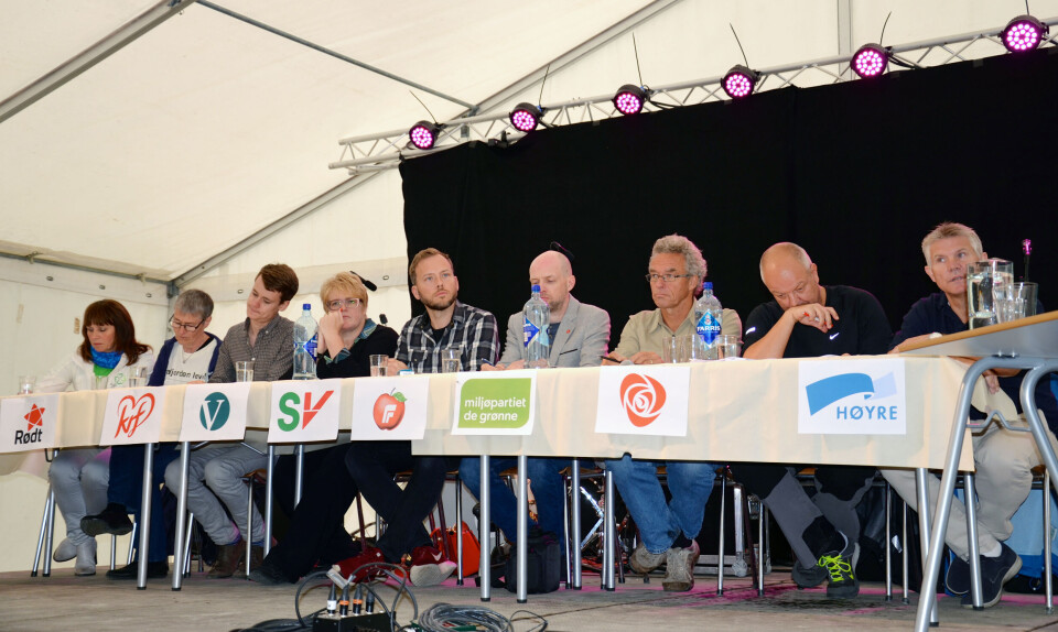 For dei 250 ungdommane frå Natur og Ungdom og for gjestane på folkefest for Førdefjorden klargjorde politikarane sitt standpunkt i fjorddeponisaka. Jenny Følling (Sp): Tja. Ingunn Kandal (Rødt): Nei. Tore Storhaug (Krf): Nei. Trine Skei Grande (V): Nei. Audun Lysbakken (SV): Nei. Frank Willy Djuvik (Frp): Ja. Rasmus Hansson (MDG): Nei. Hilmar Høl (Ap): Ja. Bjørn Lødemel (H): Ja. Foto Britt Glosvik For dei 250 ungdommane frå Natur og Ungdom og for gjestane på folkefest for Førdefjorden klargjorde politikarane sitt standpunkt i fjorddeponisaka. Jenny Følling (Sp): Tja. Ingunn Kandal (Rødt): Nei. Tore Storhaug (Krf): Nei. Trine Skei Grande (V): Nei. Audun Lysbakken (SV): Nei. Frank Willy Djuvik (Frp): Ja. Rasmus Hansson (MDG): Nei. Hilmar Høl (Ap): Ja. Bjørn Lødemel (H): Ja. Foto Britt Glosvik