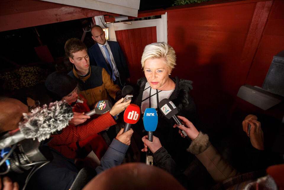 Med budsjettforslaget i veska, møtte finansminister Siv Jensen (Frp) pressen utenfor boligen sin i Oslo onsdag morgen. Foto: Heiko Junge / NTB scanpix Med budsjettforslaget i veska, møtte finansminister Siv Jensen (Frp) pressen utenfor boligen sin i Oslo onsdag morgen. Foto: Heiko Junge / NTB scanpix