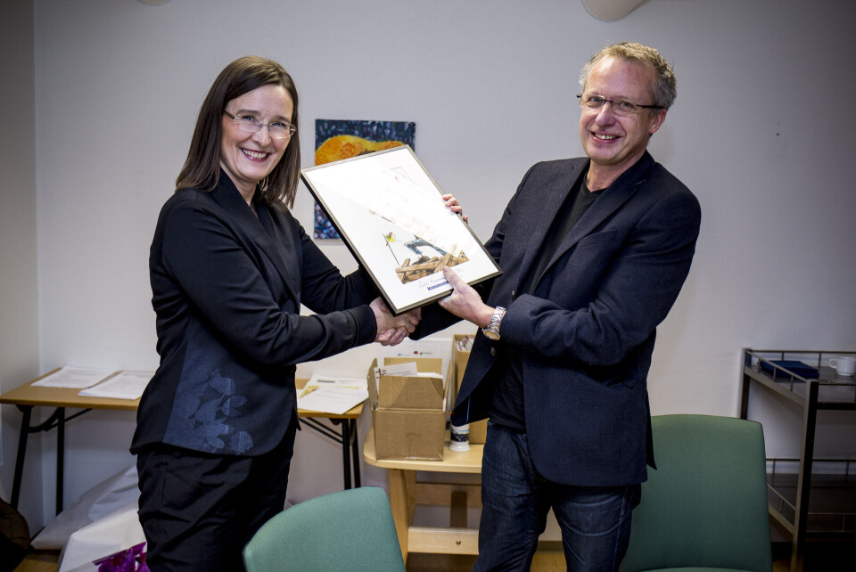 Kommunal Rapports sjefredaktør og adm. dir. Britt Sofie Hestvik overleverer beviset på at sykehjemslege Bjørn Lichtwark er Årets kommuneprofil 2014. Foto: Magnus Knutsen Bjørke Kommunal Rapports sjefredaktør og adm. dir. Britt Sofie Hestvik overleverer beviset på at sykehjemslege Bjørn Lichtwark er Årets kommuneprofil 2014. Foto: Magnus Knutsen Bjørke