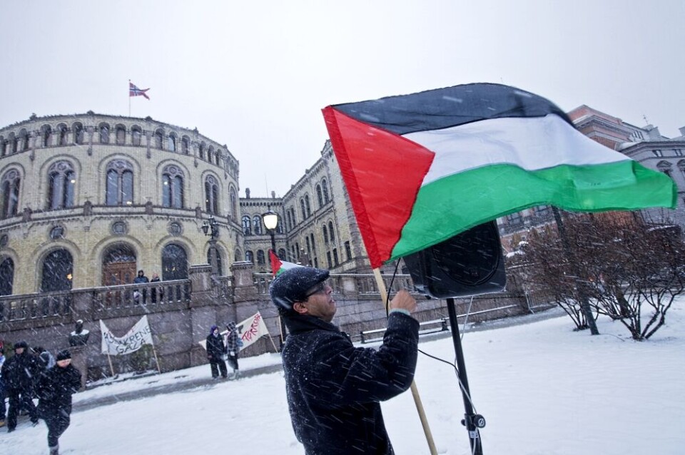 "Boikott israelske varer" har vært et typisk krav i demonstrasjoner mot Israels okkupasjon. Her fra en tidligere demonstrasjon ved Stortinget i Oslo. Foto: Kyrre Lien, NTB Scanpix 'Boikott israelske varer' har vært et typisk krav i demonstrasjoner mot Israels okkupasjon. Her fra en tidligere demonstrasjon ved Stortinget i Oslo. Foto: Kyrre Lien, NTB Scanpix