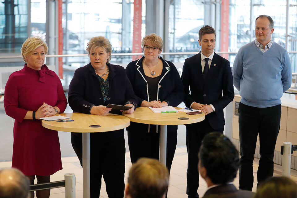 Finansminister Siv Jensen (Frp), statsminister Erna Solberg (H), Venstre-leder Trine Skei Grande, KrF-leder Knut Arild Hareide og samferdselsminister Ketil Solvik-Olsen (Frp) orienterte om arbeidet med Nasjonal transportplan på en pressekonferanse på Oslo S torsdag formiddag. Foto: Cornelius Poppe / NTB scanpix Finansminister Siv Jensen (Frp), statsminister Erna Solberg (H), Venstre-leder Trine Skei Grande, KrF-leder Knut Arild Hareide og samferdselsminister Ketil Solvik-Olsen (Frp) orienterte om arbeidet med Nasjonal transportplan på en pressekonferanse på Oslo S torsdag formiddag. Foto: Cornelius Poppe / NTB scanpix