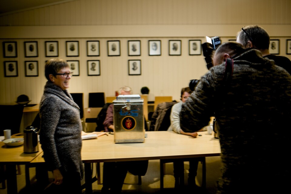 Audnedal-ordfører Reidun Bakken (KrF) fikk stor oppmerksomhet fra lokale medier under folkeavstemningen om sammenslåing i går. Foto: Magnus Knutsen Bjørke Audnedal-ordfører Reidun Bakken (KrF) fikk stor oppmerksomhet fra lokale medier under folkeavstemningen om sammenslåing i går. Foto: Magnus Knutsen Bjørke