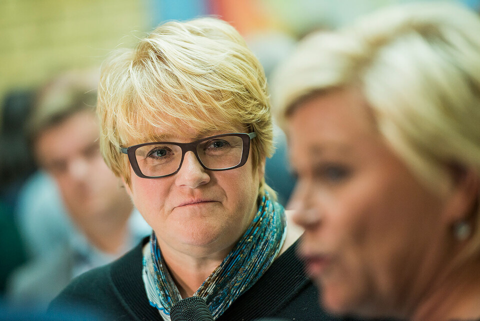 Venstre-leder Trine Skei Grande (t.v.) føler seg lurt av finansminister Siv Jensen (t.h). Løftene om et grønt skatteskiftet i neste års statsbudsjett er brutt, mener Venstre-lederen. Foto: Fredrik Varfjell, NTB scanpix. Foto: Fredrik Varfjell / NTB scanpix Venstre-leder Trine Skei Grande (t.v.) føler seg lurt av finansminister Siv Jensen (t.h). Løftene om et grønt skatteskiftet i neste års statsbudsjett er brutt, mener Venstre-lederen. Foto: Fredrik Varfjell, NTB scanpix. Foto: Fredrik Varfjell / NTB scanpix