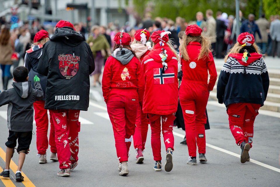Russ er mer utsatt for å bli smittet av hjernehinnebetennelse enn andre grupper i samfunnet. Myndighetene anbefaler at ungdom som skal delta i russefeiringen vaksinerer seg mot sykdommen, men de fleste av dem må betale for stikket. Foto: Jon Olav Nesvold / NTB scanpix Russ er mer utsatt for å bli smittet av hjernehinnebetennelse enn andre grupper i samfunnet. Myndighetene anbefaler at ungdom som skal delta i russefeiringen vaksinerer seg mot sykdommen, men de fleste av dem må betale for stikket. Foto: Jon Olav Nesvold / NTB scanpix