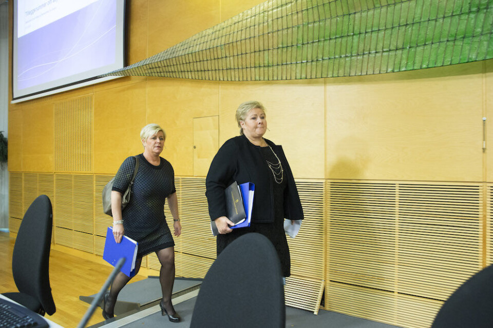 Siv Jensen og Erna Solberg understreket de mange praktiske og økonomiske utfordringene flyktningstrømmen medfører da de la fram tilleggsproposisjonen i dag. Foto: Håkon M. Larsen, NTB scanpix Siv Jensen og Erna Solberg understreket de mange praktiske og økonomiske utfordringene flyktningstrømmen medfører da de la fram tilleggsproposisjonen i dag. Foto: Håkon M. Larsen, NTB scanpix