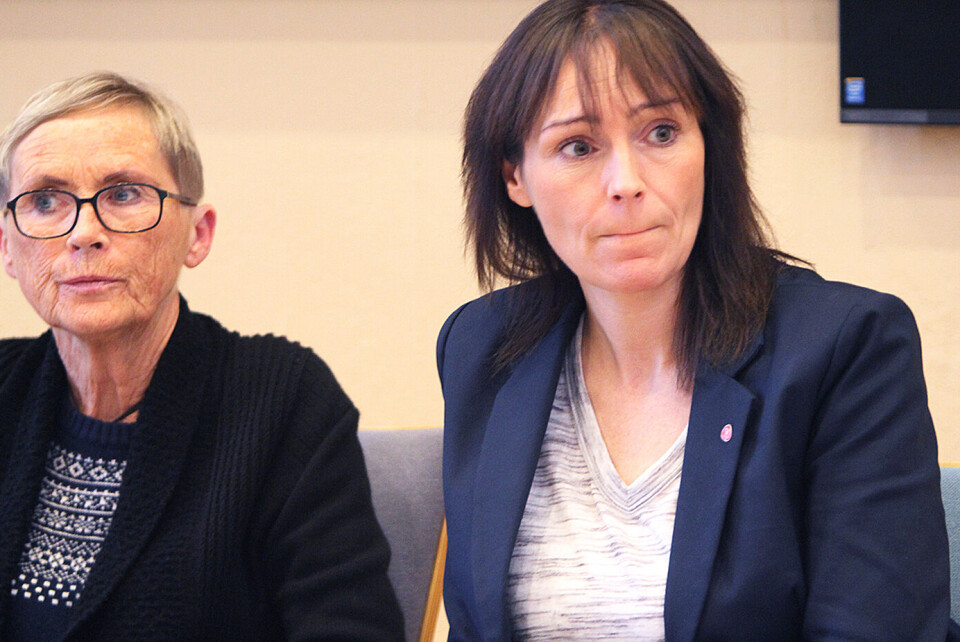 Ellinor Nilsen(t.v.) er mangeårig sosialpolitiker fra Frp. Å øke politikerlønningene kraftig hadde hun ikke samvittighet til, og forlot partiet timer før det første konstitueringsmøtet. Dermed hadde ikke lenger de blågrønne flertall, og Frp fikk ikke ordføreren. I stedet har nå Monica Nielsen (Ap) blitt ordfører. Foto: Jarle Mjøen/ Altaposten Ellinor Nilsen(t.v.) er mangeårig sosialpolitiker fra Frp. Å øke politikerlønningene kraftig hadde hun ikke samvittighet til, og forlot partiet timer før det første konstitueringsmøtet. Dermed hadde ikke lenger de blågrønne flertall, og Frp fikk ikke ordføreren. I stedet har nå Monica Nielsen (Ap) blitt ordfører. Foto: Jarle Mjøen/ Altaposten