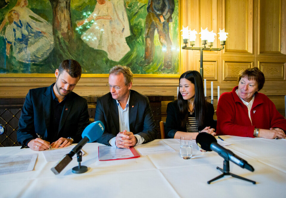 Rødt-leder Bjørnar Moxnes undertegner samarbeidsavtalen med byregjeringspartiene under en pressekonferanse i Munch-salen i Oslo rådhus tirsdag formiddag. Oslos påtroppende ordførere Marianne Borgen (SV, t.h.), Lan Marie Nguyen Berg (MDG) og byregjeringsleder Raymond Johansen (Ap) følger med. Foto: Vegard Wivestad Grøtt / NTB scanpix Rødt-leder Bjørnar Moxnes undertegner samarbeidsavtalen med byregjeringspartiene under en pressekonferanse i Munch-salen i Oslo rådhus tirsdag formiddag. Oslos påtroppende ordførere Marianne Borgen (SV, t.h.), Lan Marie Nguyen Berg (MDG) og byregjeringsleder Raymond Johansen (Ap) følger med. Foto: Vegard Wivestad Grøtt / NTB scanpix