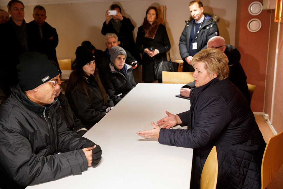 Statsminister Erna Solberg (H) snakker med palestinsk familie på Ankomstsenter Finnmark i Kirkenes. Hit sendes asylsøkere som passerer den norsk-russiske grensen på Storskog, før de sendes videre til mottak andre steder i landet. Foto: Cornelius Poppe / NTB scanpix Statsminister Erna Solberg (H) snakker med palestinsk familie på Ankomstsenter Finnmark i Kirkenes. Hit sendes asylsøkere som passerer den norsk-russiske grensen på Storskog, før de sendes videre til mottak andre steder i landet. Foto: Cornelius Poppe / NTB scanpix