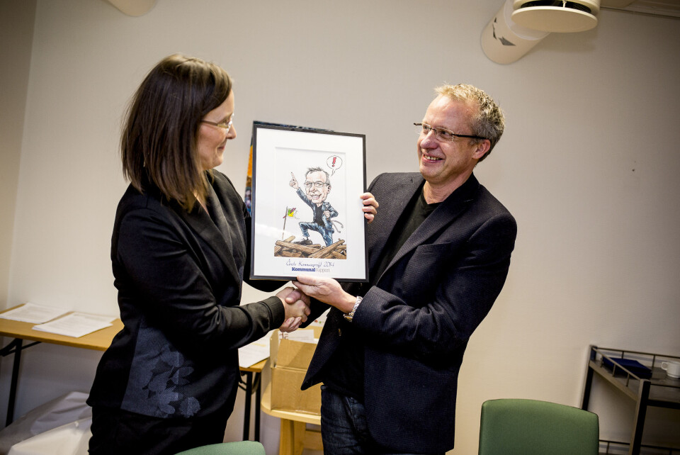 Sykehjemslege Bjørn Lichtwarck får overlevert det synlige beviset på at han er Årets kommuneprofil 2014 av Kommunal Rapports sjefredaktør Britt Sofie Hestvik. Arkivfoto: Magnus Knutsen Bjørke Sykehjemslege Bjørn Lichtwarck får overlevert det synlige beviset på at han er Årets kommuneprofil 2014 av Kommunal Rapports sjefredaktør Britt Sofie Hestvik. Arkivfoto: Magnus Knutsen Bjørke