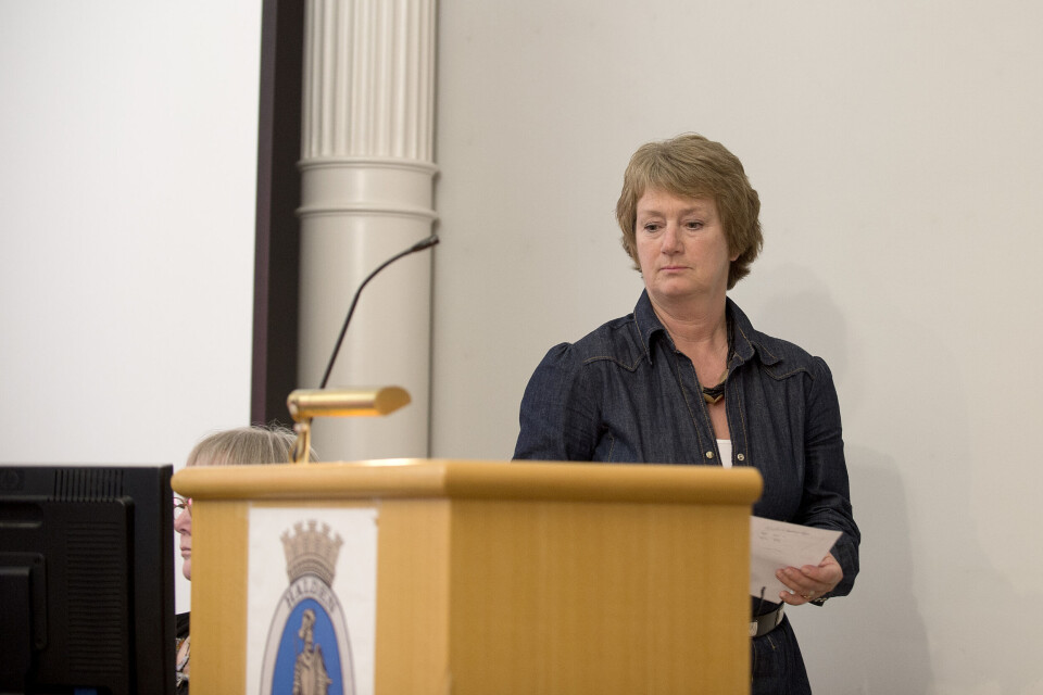 Gudrun H. Grindakers nye avtale med Halden kommune gir henne mulighet til å gå av øyeblikkelig og heve etterlønn i 18 måneder, dersom hun mener politikerne gjør rådmannsjobben umulig. Her avbildet i kommunestyret i mai 2013. Arkivfoto: Joakim S. Enger Gudrun H. Grindakers nye avtale med Halden kommune gir henne mulighet til å gå av øyeblikkelig og heve etterlønn i 18 måneder, dersom hun mener politikerne gjør rådmannsjobben umulig. Her avbildet i kommunestyret i mai 2013. Arkivfoto: Joakim S. Enger