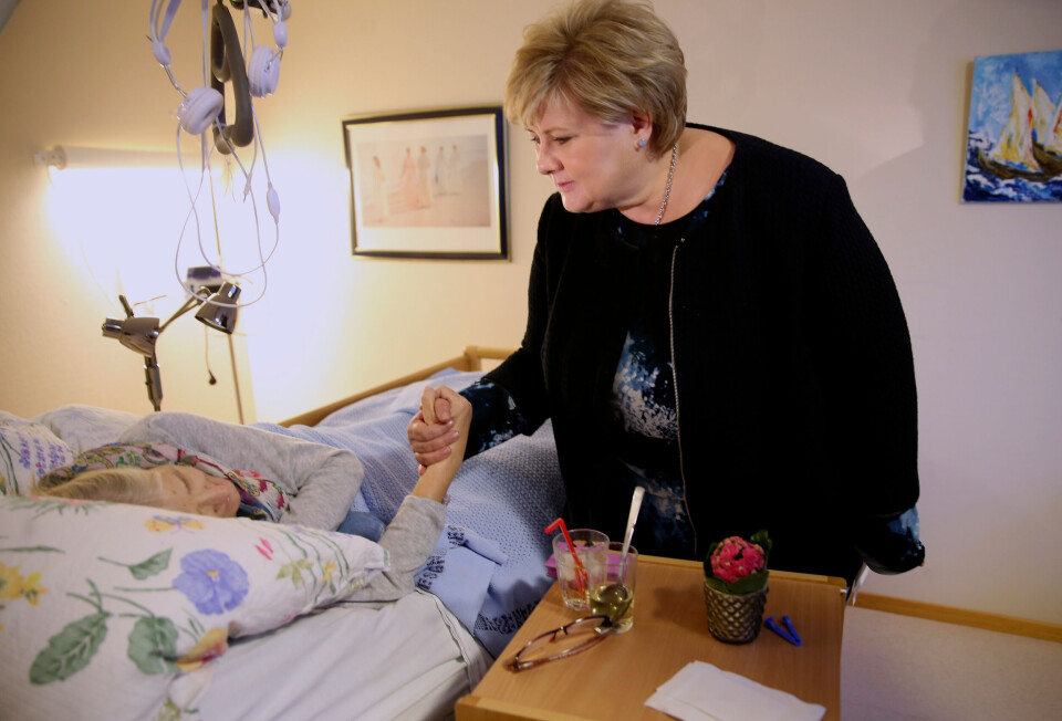 Statsminister Erna Solberg (H) besøkte lørdag Løkentunet sykehjem i Askim. Kari Selsfjord fikk hilse på statsministeren. Foto: Vidar Ruud / NTB scanpix Statsminister Erna Solberg (H) besøkte lørdag Løkentunet sykehjem i Askim. Kari Selsfjord fikk hilse på statsministeren. Foto: Vidar Ruud / NTB scanpix