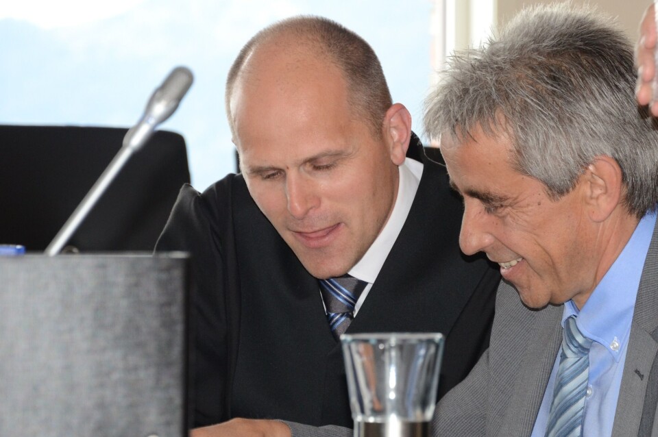 Henrik Boehlkes (t.v.) klient Sigmund Johnsen er i dag frikjent i Rana tingrett for korrupsjonsanklagene. Foto: Hanne Nordhagen Karlsen Henrik Boehlkes (t.v.) klient Sigmund Johnsen er i dag frikjent i Rana tingrett for korrupsjonsanklagene. Foto: Hanne Nordhagen Karlsen