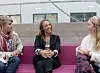 Bodil J. Houg blir mobbeombud for 10.000 elever, blant dem Øyvind Normann (t.v) og Mari Arnesen ved Drammen videregående skole. Foto: Buskerud fylkeskommune