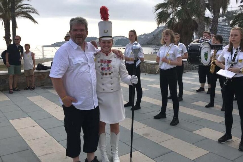 Nannestad-ordfører og korpspappa Hans Thue på strandpromenaden i Alemunecar sammen med datteren Gina og resten av korpset. Foto: Privat Nannestad-ordfører og korpspappa Hans Thue på strandpromenaden i Alemunecar sammen med datteren Gina og resten av korpset. Foto: Privat