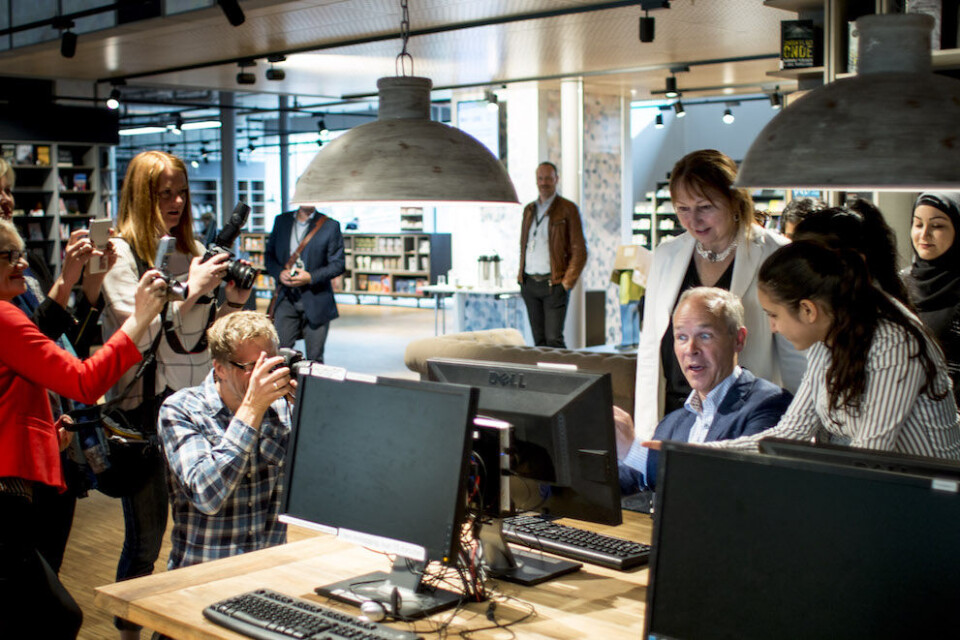 Kommunalminister Jan Tore Sanner og KS-leder Gunn Marit Helgesen besøkte Furuset bibliotek og aktivitetshus i Oslo for å skape blest om digital kompetanseheving. Foto: Magnus K. Bjørke Kommunalminister Jan Tore Sanner og KS-leder Gunn Marit Helgesen besøkte Furuset bibliotek og aktivitetshus i Oslo for å skape blest om digital kompetanseheving. Foto: Magnus K. Bjørke