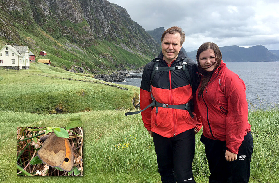 Ordfører Alfred Bjørlo og dattera Ingebjørg i Ytre Fure i Selje, der de oppdaget en ny sonmerfuglart – rappringvinge (innfelt). Foto: Privat Ordfører Alfred Bjørlo og dattera Ingebjørg i Ytre Fure i Selje, der de oppdaget en ny sonmerfuglart – rappringvinge (innfelt). Foto: Privat