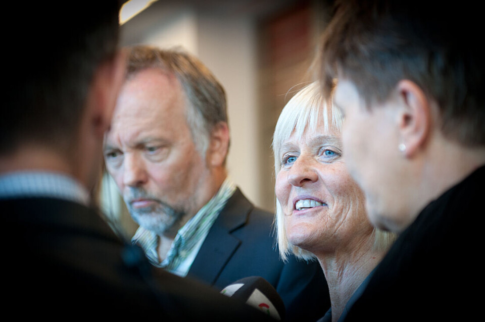 Forhandlingsleder Per Kristian Sundnes i KS og Unios forhandlingsleder Ragnhild Lied har akseptert riksmeklerens forslag til ny arbeidstidsavtale for lærerne. Foto: Lisa Rypeng Forhandlingsleder Per Kristian Sundnes i KS og Unios forhandlingsleder Ragnhild Lied har akseptert riksmeklerens forslag til ny arbeidstidsavtale for lærerne. Foto: Lisa Rypeng