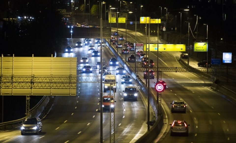 Biltrafikk på E18 ved Høvik i Bærum. Kommunen har nå fått en rapport som viser hvordan utslippene av klimagasser kan halveres på få år. Arkivfoto: Berit Roald / NTB scanpix Biltrafikk på E18 ved Høvik i Bærum. Kommunen har nå fått en rapport som viser hvordan utslippene av klimagasser kan halveres på få år. Arkivfoto: Berit Roald / NTB scanpix