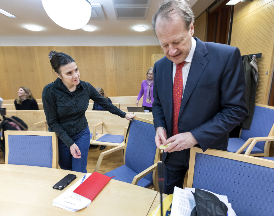 Advokat og jussprofessor Mads Andenæs og NOAH-leder Siri Martinsen har bedt byfogden i Oslo stanse jakta innenfor ulvesonen. De mener Klima- og miljødepartementet ikke har vurdert kravene i Grunnloven, naturmangfoldloven og Bernkonvensjonen godt nok, og at fellingstillatelsen er ugyldig. Foto: Gorm Kallestad / NTB scanpix Advokat og jussprofessor Mads Andenæs og NOAH-leder Siri Martinsen har bedt byfogden i Oslo stanse jakta innenfor ulvesonen. De mener Klima- og miljødepartementet ikke har vurdert kravene i Grunnloven, naturmangfoldloven og Bernkonvensjonen godt nok, og at fellingstillatelsen er ugyldig. Foto: Gorm Kallestad / NTB scanpix