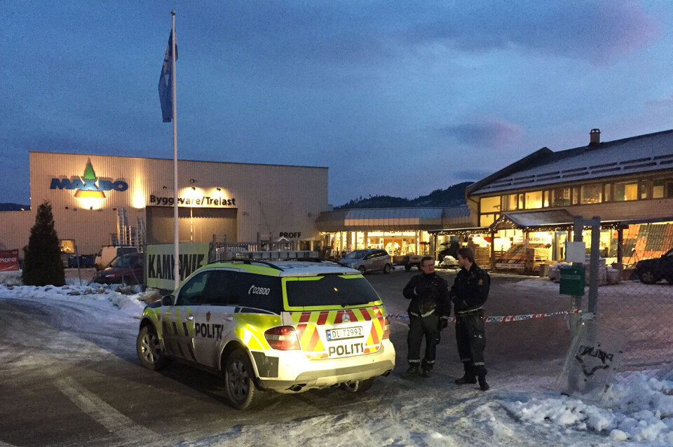 Rådmannen på Notodden sier de av og til opplever at brannmannskapene er først på stedet ved alvorlige hendelser. Det var de også da en mann i 40-årene ble drept på pauserommet på Maxbo på Notodden lørdag. Foto: Kjell Aulie / NTB scanpix Rådmannen på Notodden sier de av og til opplever at brannmannskapene er først på stedet ved alvorlige hendelser. Det var de også da en mann i 40-årene ble drept på pauserommet på Maxbo på Notodden lørdag. Foto: Kjell Aulie / NTB scanpix