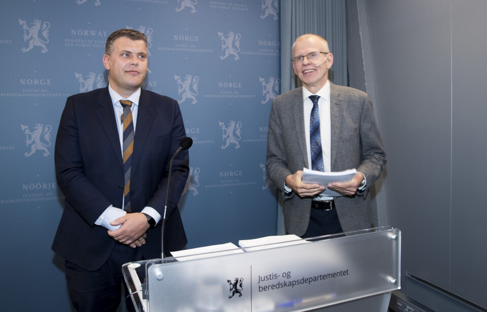 Domstolkommisjonens leder Yngve Svendsen (til høyre), overleverer rapporten til justisminister Jøran Kallmyr (Frp). Foto: Terje Pedersen / NTB scanpix Domstolkommisjonens leder Yngve Svendsen (til høyre), overleverer rapporten til justisminister Jøran Kallmyr (Frp). Foto: Terje Pedersen / NTB scanpix