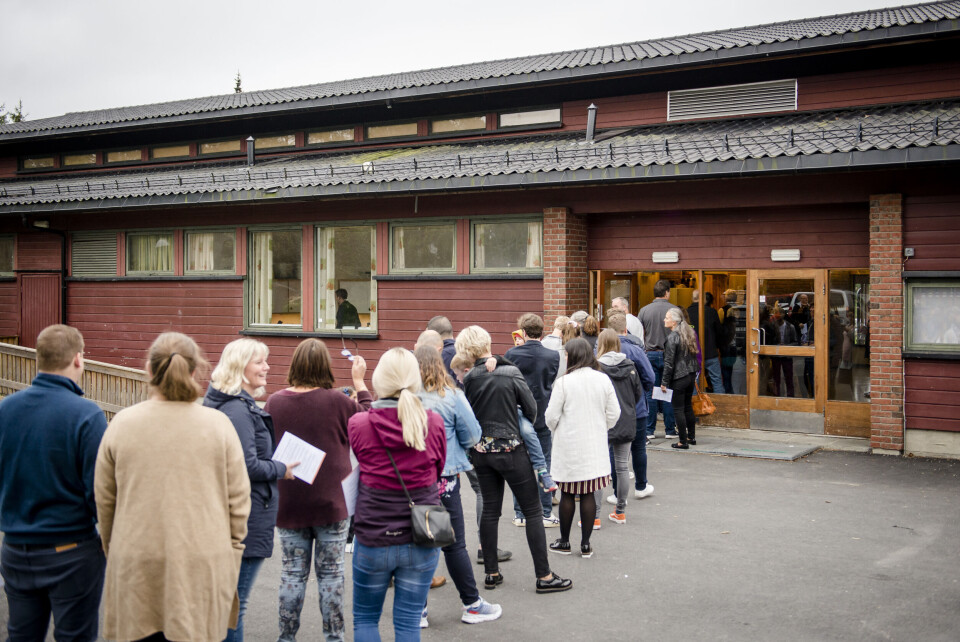 Tiden er moden for å gi 16-åringene stemmerett fra lokalvalget i 2023, mener Kommunal Rapport. Bildet er fra et valglokale i Hobøl ved valget i fjor høst. Tiden er moden for å gi 16-åringene stemmerett fra lokalvalget i 2023, mener Kommunal Rapport. Bildet er fra et valglokale i Hobøl ved valget i fjor høst.