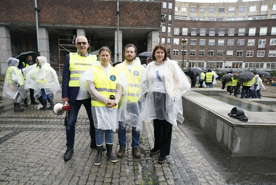 Fredag formiddag hadde de streikende en markering foran Oslo rådhus. Forhandlingsleder Erik Graff (f.v.), Ingvild Fasting Furulund, tillitsvalgt Samfunnsviterne i byrådsavdelingene, Halvor Røsbak Feragen, Hovedtillitsvalgt Akademikerne Oslo og leder for Akademikerne Kari Sollien. Foto: Fredrik Hagen / NTB scanpix Fredag formiddag hadde de streikende en markering foran Oslo rådhus. Forhandlingsleder Erik Graff (f.v.), Ingvild Fasting Furulund, tillitsvalgt Samfunnsviterne i byrådsavdelingene, Halvor Røsbak Feragen, Hovedtillitsvalgt Akademikerne Oslo og leder for Akademikerne Kari Sollien. Foto: Fredrik Hagen / NTB scanpix