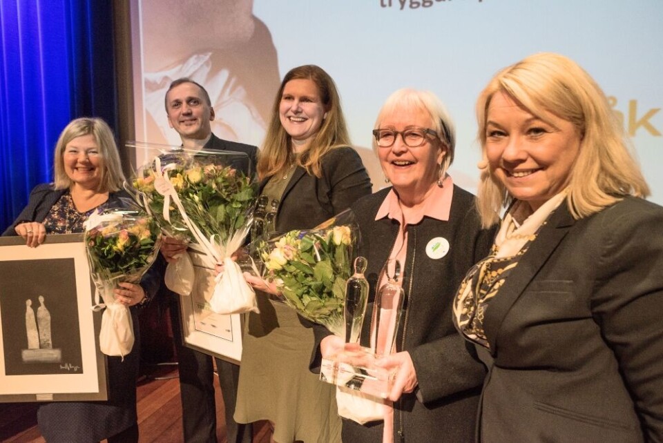 Her er årets klarspråkvinnere. Fra venstre: Ekspedisjonssjef Catrine Dammen fra Helse- og omsorgsdepartementet, årets trekkhund Bjørnar Stavnes fra Mattilsynet, Hege Nilsen fra Utdanningsdirektoratet, Ellen de Vibe fra Plan- og bygningsetaten i Oslo og prisutdeler, statsråd i Kommunal- og moderniseringsdepartementet Monica Mæland. Foto: Agnar Kaarbø Her er årets klarspråkvinnere. Fra venstre: Ekspedisjonssjef Catrine Dammen fra Helse- og omsorgsdepartementet, årets trekkhund Bjørnar Stavnes fra Mattilsynet, Hege Nilsen fra Utdanningsdirektoratet, Ellen de Vibe fra Plan- og bygningsetaten i Oslo og prisutdeler, statsråd i Kommunal- og moderniseringsdepartementet Monica Mæland. Foto: Agnar Kaarbø