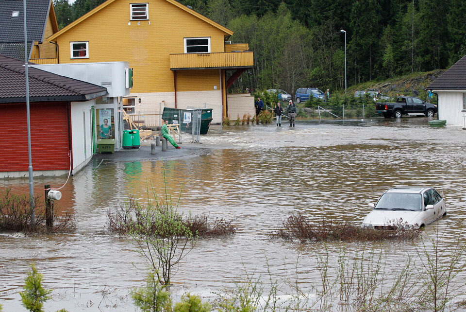 Lillehammer opplevde storflom i mai 2013. Store deler av næringsområdet og boligområdet på Røyslimoen ble rammet og fikk store skader da den ellers beskjedne Åretta gikk over sine bredder. Elva er stengt inne under asfalt og bebyggelse og klarer ikke å holde unna ekstraordinære vannmengder. Foto: Geir Olsen / NTB scanpix Lillehammer opplevde storflom i mai 2013. Store deler av næringsområdet og boligområdet på Røyslimoen ble rammet og fikk store skader da den ellers beskjedne Åretta gikk over sine bredder. Elva er stengt inne under asfalt og bebyggelse og klarer ikke å holde unna ekstraordinære vannmengder. Foto: Geir Olsen / NTB scanpix