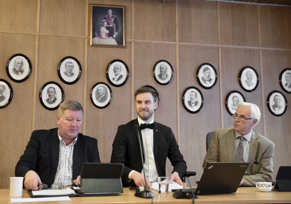 Drangedal holdt lukket budsjettkonferanse på et hotell i fjor høst, men dørene var åpne da kommunestyret vedtok budsjettet i desember. Ordfører Tor Peder Lohne, her flankert av varaordfører Arnt Olav Brødsjø (t.v.) og rådmann Jørn Christian Schjøth Knudsen (t.h.), lover å endre praksisen med hemmelige møter. Foto: Didrik L. Arnesen Drangedal holdt lukket budsjettkonferanse på et hotell i fjor høst, men dørene var åpne da kommunestyret vedtok budsjettet i desember. Ordfører Tor Peder Lohne, her flankert av varaordfører Arnt Olav Brødsjø (t.v.) og rådmann Jørn Christian Schjøth Knudsen (t.h.), lover å endre praksisen med hemmelige møter. Foto: Didrik L. Arnesen