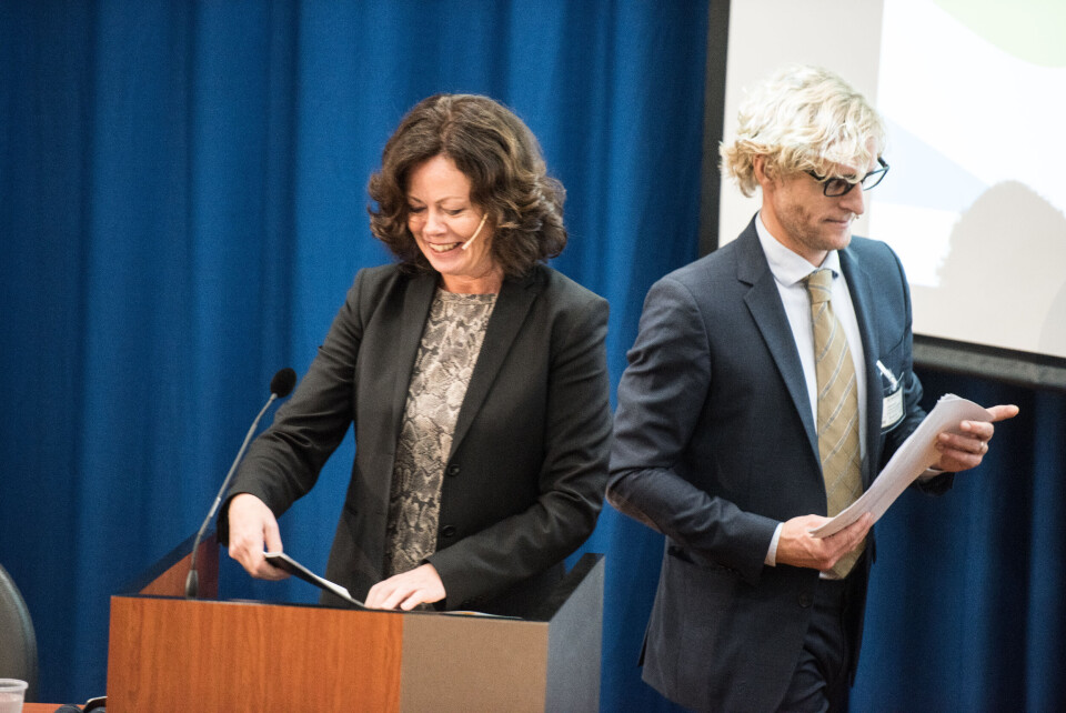 Solveig Horne, barne- og familieminister (Frp) mottok utredningen fra utvalgsleder Christian Børge Sørensen torsdag. Foto: Lisa Rypeng Solveig Horne, barne- og familieminister (Frp) mottok utredningen fra utvalgsleder Christian Børge Sørensen torsdag. Foto: Lisa Rypeng