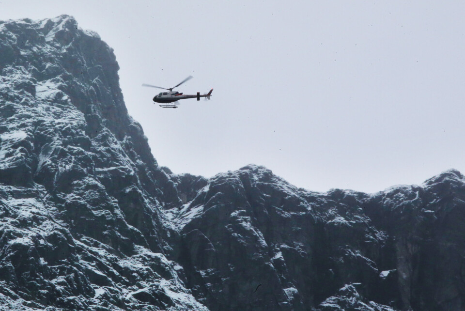 Et helikopter flyr over fjellpartiet Veslemannen, som nylig raste ut. Foto: Ørn E. Borgen / NTB scanpix. Et helikopter flyr over fjellpartiet Veslemannen, som nylig raste ut. Foto: Ørn E. Borgen / NTB scanpix.