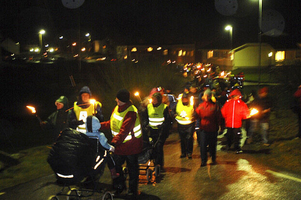 300 til 400 mennesker møtte frem i regn og blåst i 2007 for å demonstrere mot at den tyske ubåten med kvikksølv i lasten ikke blir hevet. Foto: Marit Hommedal / Scanpix 300 til 400 mennesker møtte frem i regn og blåst i 2007 for å demonstrere mot at den tyske ubåten med kvikksølv i lasten ikke blir hevet. Foto: Marit Hommedal / Scanpix