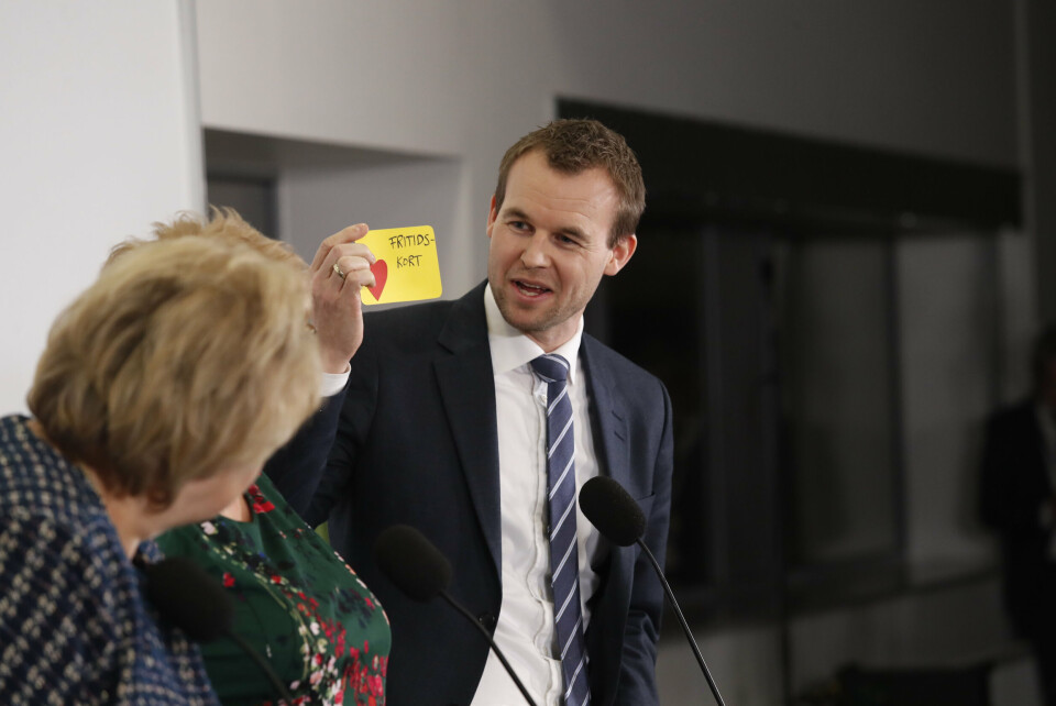 KrF-nestleder og fersk barneminister Kjell Ingolf Ropstad holdt opp et hjemmesnekret fritidskort under pressekonferansen der regjeringsplattformen ble presentert forrige uke. Støtteordningen for barn fra 6–18 år var ett av KrFs gjennomslag i forhandlingene, og settes i sammenheng med at partiet fikk gjennom økt barnetrygd for de yngre barna. Foto: Terje Bendiksby / NTB scanpix KrF-nestleder og fersk barneminister Kjell Ingolf Ropstad holdt opp et hjemmesnekret fritidskort under pressekonferansen der regjeringsplattformen ble presentert forrige uke. Støtteordningen for barn fra 6–18 år var ett av KrFs gjennomslag i forhandlingene, og settes i sammenheng med at partiet fikk gjennom økt barnetrygd for de yngre barna. Foto: Terje Bendiksby / NTB scanpix
