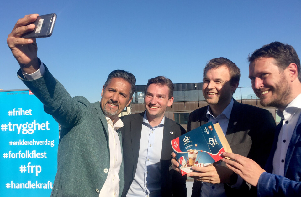 Enigheten i forhandlingene om revidert nasjonalbudsjett ble foreviget med selfies og belønnet med kroneis på taket av stortingsbygningen i Prinsens gate i Oslo torsdag kveld. Fra venstre Abid Raja (V), Henrik Asheim (H), Kjell Ingolf Ropstad (KrF) og Helge André Njåstad (Frp). Foto: Bibiana Dahle Piene / NTB scanpix Enigheten i forhandlingene om revidert nasjonalbudsjett ble foreviget med selfies og belønnet med kroneis på taket av stortingsbygningen i Prinsens gate i Oslo torsdag kveld. Fra venstre Abid Raja (V), Henrik Asheim (H), Kjell Ingolf Ropstad (KrF) og Helge André Njåstad (Frp). Foto: Bibiana Dahle Piene / NTB scanpix