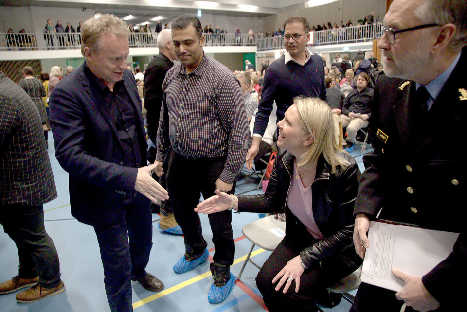 Byrådsleder Raymond Johansen hilser på justisminister Sylvi Listhaug og politimester i Oslo, Hans Sverre Sjøvold (t.h.) før folkemøtet på Holmlia tirsdag kveld. -Bydelen er langt unna svenske tilstander, men vi tar dette på største alvor, sier Listhaug etter flere alvorlige hendelser i bydelen. Foto: Heiko Junge / NTB scanpix Byrådsleder Raymond Johansen hilser på justisminister Sylvi Listhaug og politimester i Oslo, Hans Sverre Sjøvold (t.h.) før folkemøtet på Holmlia tirsdag kveld. -Bydelen er langt unna svenske tilstander, men vi tar dette på største alvor, sier Listhaug etter flere alvorlige hendelser i bydelen. Foto: Heiko Junge / NTB scanpix