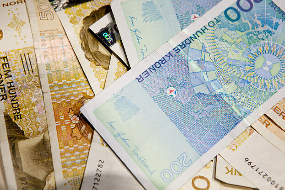– Ingen våger å røre ved verdens mest sjenerøse system, hvor man får akkurat like mye penger om man er på jobb eller er syk og holder seg hjemme. Når ingen andre land i verden har det slik, er det ikke sikkert at det er vi som har den beste ordningen, sier professor i trygdeøkonomi ved Universitetet i Bergen, Kjell Vaage. – Ingen våger å røre ved verdens mest sjenerøse system, hvor man får akkurat like mye penger om man er på jobb eller er syk og holder seg hjemme. Når ingen andre land i verden har det slik, er det ikke sikkert at det er vi som har den beste ordningen, sier professor i trygdeøkonomi ved Universitetet i Bergen, Kjell Vaage.