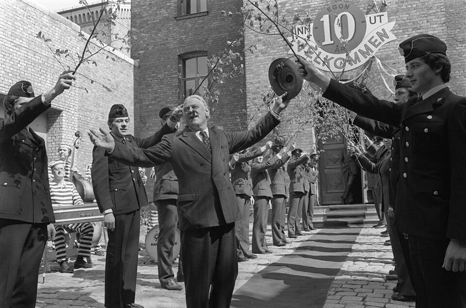 Politiet sto æresvakt for Egon Olsen, spilt av Arve Opsahl, da Olsenbanden feiret tiårsjubileum. Nå skal den korte alleen utenfor Botsen, egentlig avdeling A i Oslo fengsel, bære filmskurkens navn. Arkivfoto: Bjørn Sigurdsøn / NTB scanpix Politiet sto æresvakt for Egon Olsen, spilt av Arve Opsahl, da Olsenbanden feiret tiårsjubileum. Nå skal den korte alleen utenfor Botsen, egentlig avdeling A i Oslo fengsel, bære filmskurkens navn. Arkivfoto: Bjørn Sigurdsøn / NTB scanpix