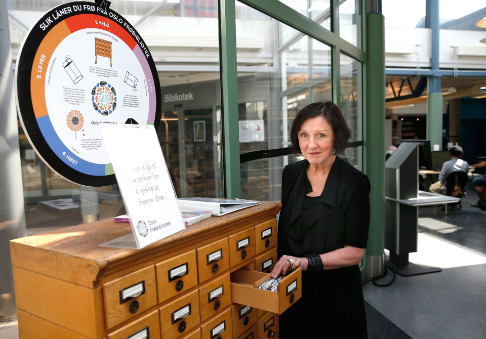 Avdelingsleder Ingvil Falch ved Deichmanske bibliotek, Torshov og Nydalen filialer, låner ut frø fra frøbiblioteket. Foto: Vidar Ruud / NTB scanpix Avdelingsleder Ingvil Falch ved Deichmanske bibliotek, Torshov og Nydalen filialer, låner ut frø fra frøbiblioteket. Foto: Vidar Ruud / NTB scanpix
