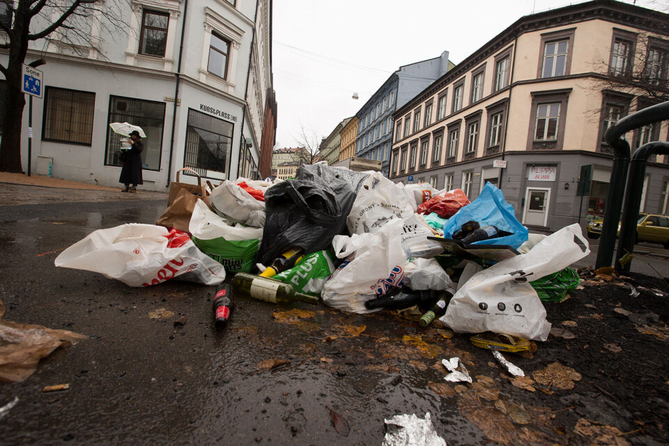 Etter at Oslo fikk ny leverandør av renovasjonstjenester fra oktober 2016 fikk den nye leverandøren Veireno raskt store problemer med å få hentet avfallet. Allerede i februar 2017 opphevet kommunen kontrakten og overtok ansvaret selv. Kommunerevisjonen kritiserer både det daværende og nåværende byrådet for håndteringen i en ny rapport.Foto: Terje Bendiksby / NTB scanpix Etter at Oslo fikk ny leverandør av renovasjonstjenester fra oktober 2016 fikk den nye leverandøren Veireno raskt store problemer med å få hentet avfallet. Allerede i februar 2017 opphevet kommunen kontrakten og overtok ansvaret selv. Kommunerevisjonen kritiserer både det daværende og nåværende byrådet for håndteringen i en ny rapport.Foto: Terje Bendiksby / NTB scanpix