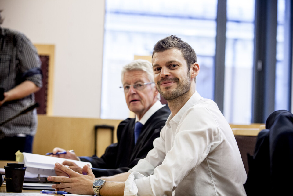 Bystyremedlem Bjørnar Moxnes (Rødt) ble blank frifunnet av Oslo tingrett for tiltalen om brudd på taushetsplikten. Til venstre forsvarer Harald Stabell. Foto: Magnus Knutsen Bjørke Bystyremedlem Bjørnar Moxnes (Rødt) ble blank frifunnet av Oslo tingrett for tiltalen om brudd på taushetsplikten. Til venstre forsvarer Harald Stabell. Foto: Magnus Knutsen Bjørke